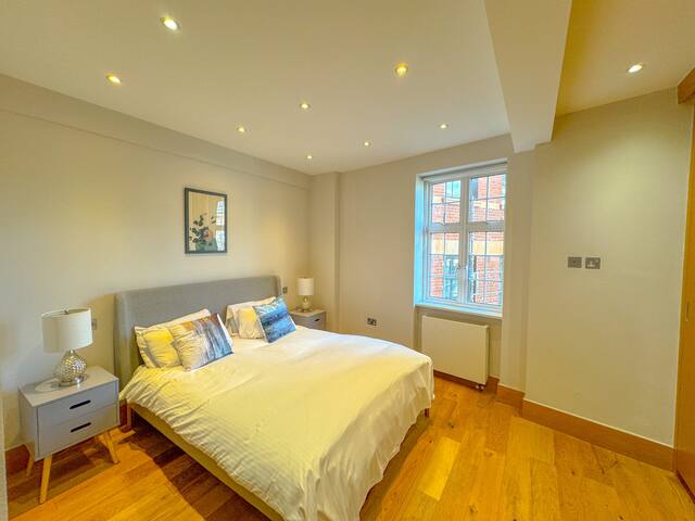 3 Bedroom flat next to Harrold’s gallery image 3