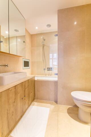 3 Bedroom flat next to Harrold’s gallery image 5