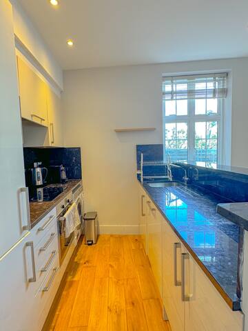 3 Bedroom flat next to Harrold’s gallery image 4