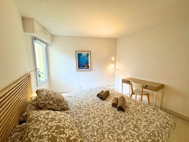 chambre spacieuse avec espace bureau