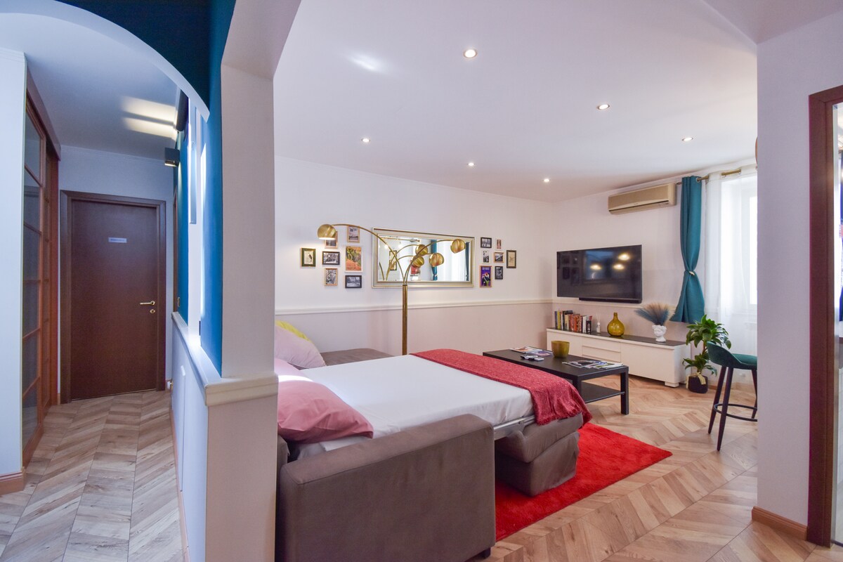 Priestranná a pohodlná obývacia izba - priestranná a pohodlná obývacia izba 
Skladá sa z: 
pohodlná pohovka s polostrovom, ktorá sa v prípade viacerých hostí stáva manželskou posteľou;
55-palcováinteligentná TV 
Klimatizácia