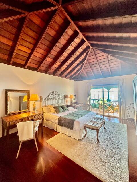 Villa Media Luna with panoramic view on La Palma