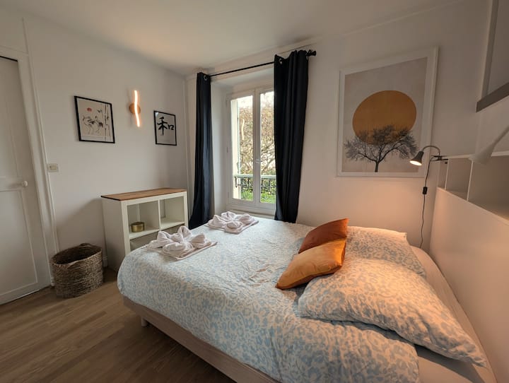 Ელეგანტური მთავარი საძინებელი კომფორტული ორადგილიანი საწოლით, თეთრეულით, გარდერობითა და თანამედროვე სარკით. Იდეალურია პარიზის დისნეილენდში ერთი დღის შემდეგ დასვენებისთვის.