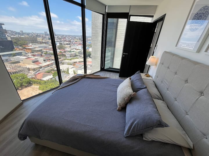 غرفة نوم رئيسية هادئة تحتوي على سرير مريح مصمم لنوم هادئ ليلاً.