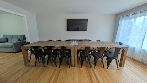 Pristine A2 Retreat: Seats&Sleeps 16, 3 King Beds
