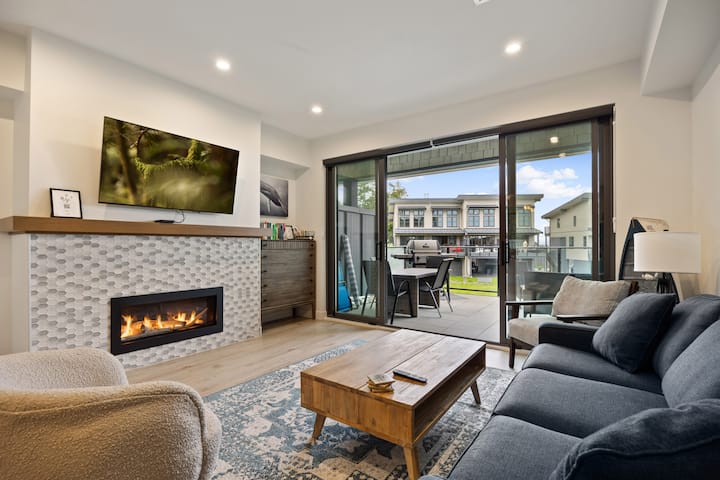 Beachfront Location! Ocean Views From Huge Balcony - Vancouver Island