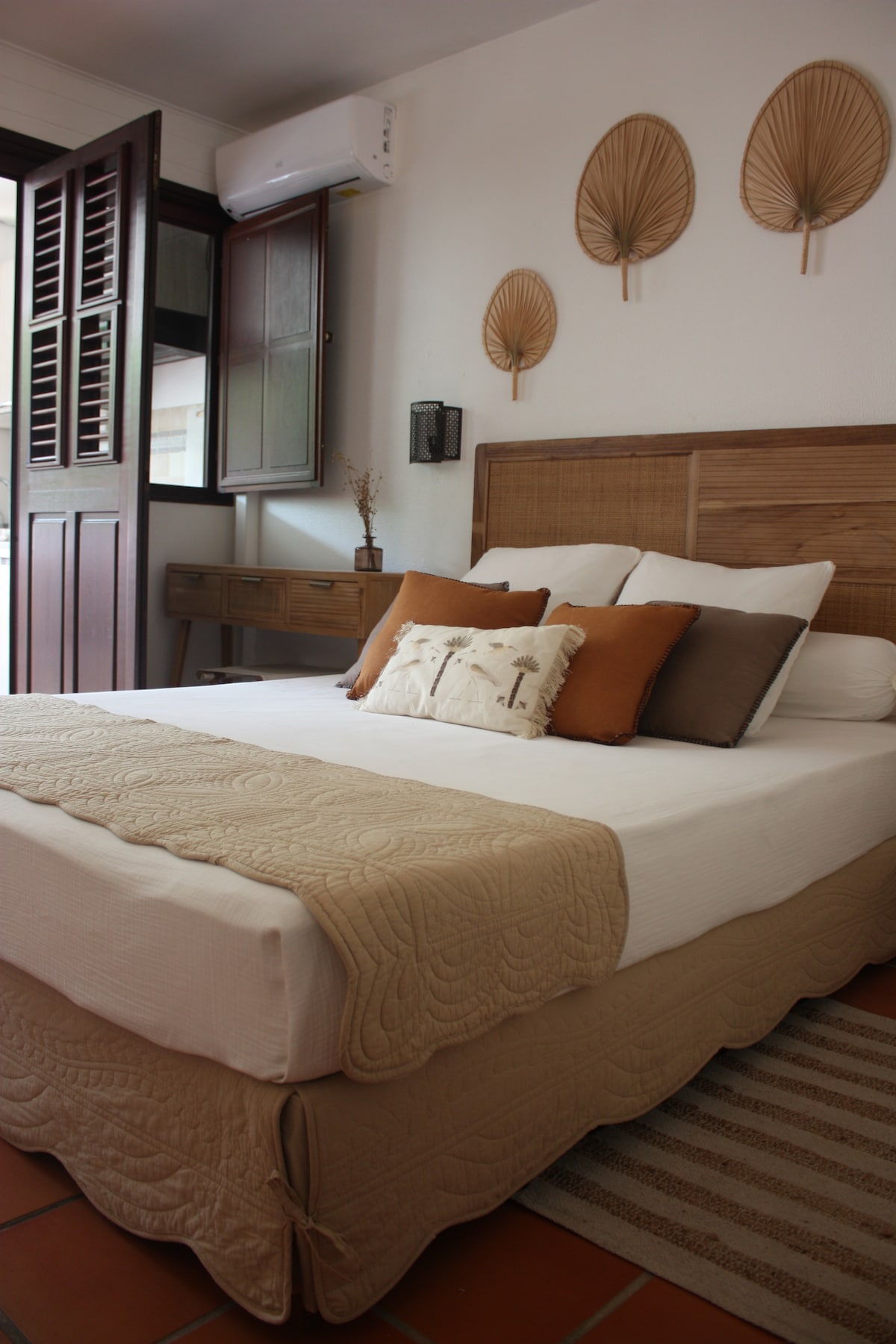 - Ropa de cama de gasa de algodón (fundas de almohada y manta), escondite y camino de cama en boutis.
- Cama (160x200):  colchón ortopédico antiácaros "made in Italy" muy cómodo. 
- Almohadas:  termorregulantes y antiácaros .
