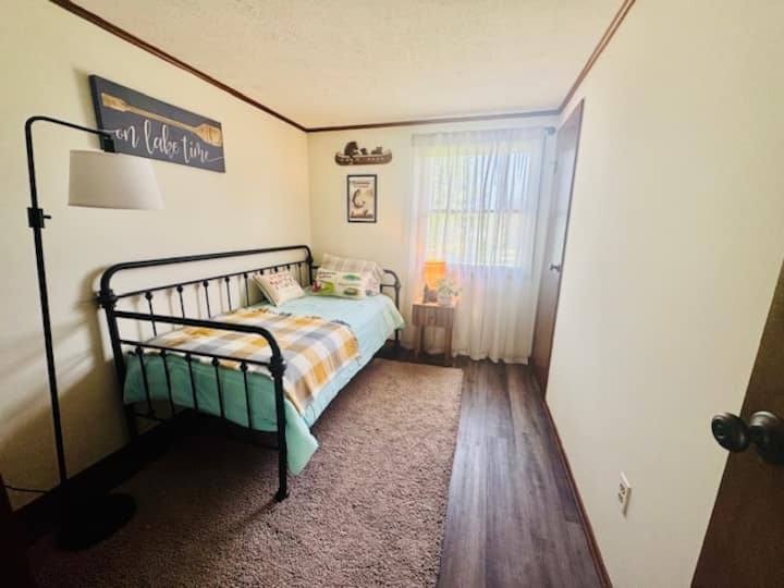 Acogedora habitación con cama doble y hermosa luz matutina. Cortinas opacas, armario con perchas.