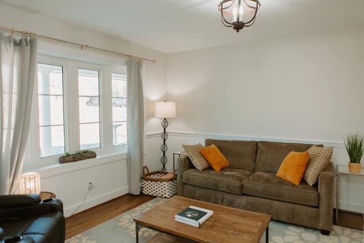 לגלות את הנוחות האולטימטיבית בחלל המגורים המשני שלנו (חדר ההוגה שלנו), מעוטר בכורסת עיסוי מפוארת, ספה נפתחת מפוארת לסידורי שינה נוספים, שפע של משחקי קופסה מבדרים ופינת עבודה ייעודית.