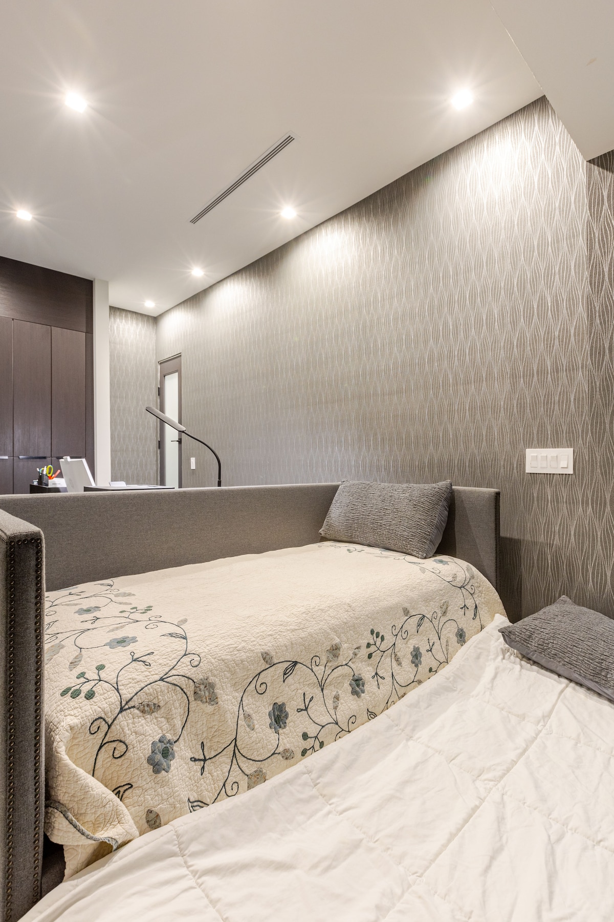 Planta baja: espacio de oficina/sofá cama para 2 personas