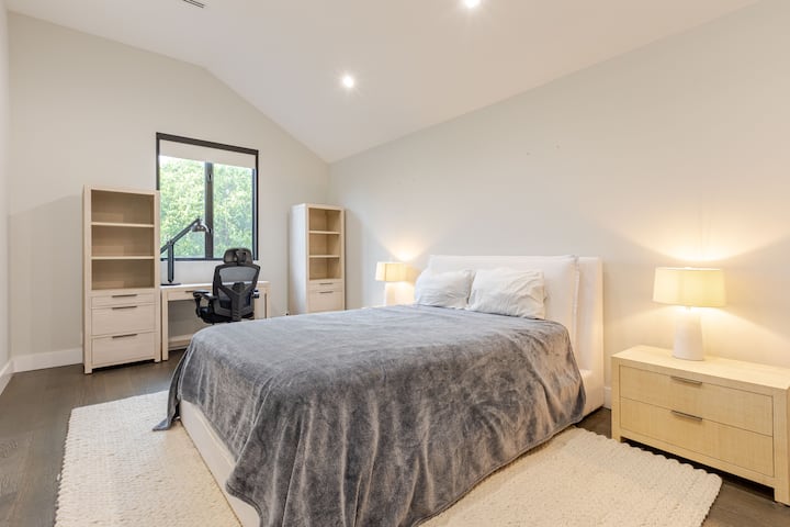 Yuxarı Səviyyə: Pilləkənlərin yuxarısında sağ otaq