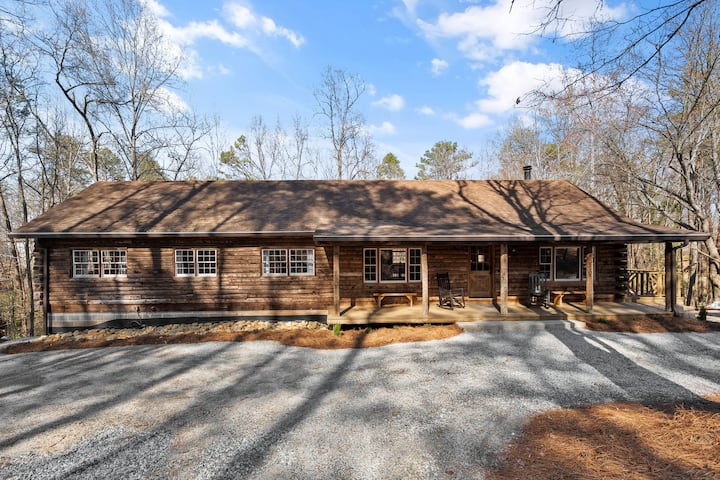 Spacious Log Cabin With Big Deck On Lake Lanier - Lake Lanier, GA