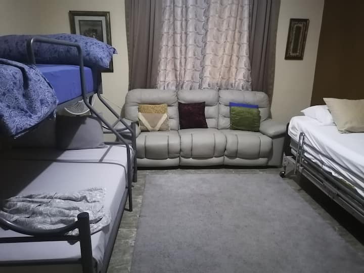 חדר ילדים, 2 מיטות יחיד ו1 מיטה זוגית