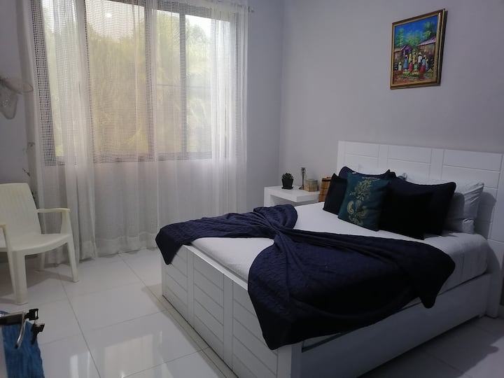 נקי, רענן, נוף יפה לגינה, חלונות ענקיים מעל גינה שנראית טוב.