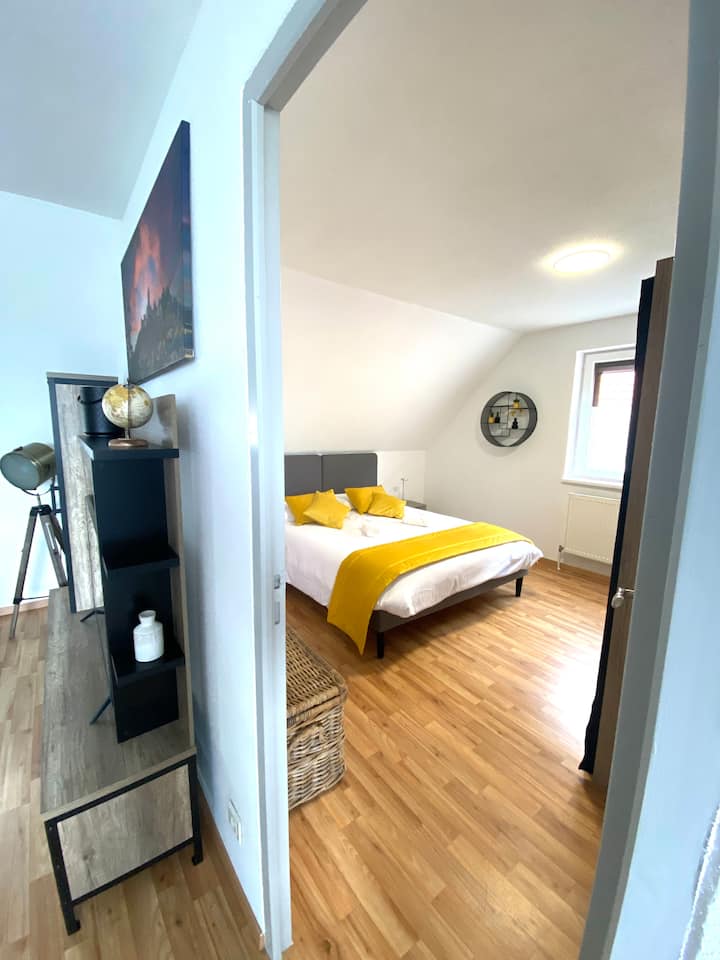 חדר שינה זוגי ראשון עם מיטת קווין סייז בגודל 160x200 ס"מ. 
מזרן וכריות בצורת זיכרון ללילות נינוחים.
ארון בגדים. 