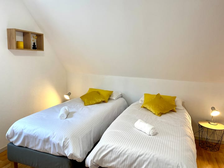 חדר שינה שני עם 2 מיטות יחיד בגודל 90x200 ס"מ שניתן לחבר.
מזרן וכריות בצורת זיכרון ללילות נינוחים.
ארון בגדים עם מדפים.