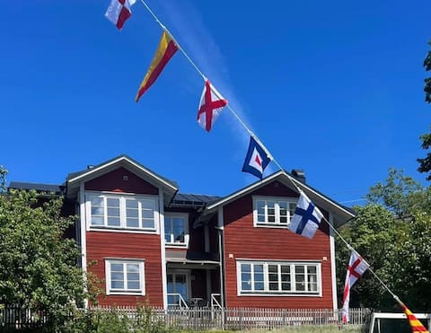 Cozy & secluded in  Vaxholm town with top seaview