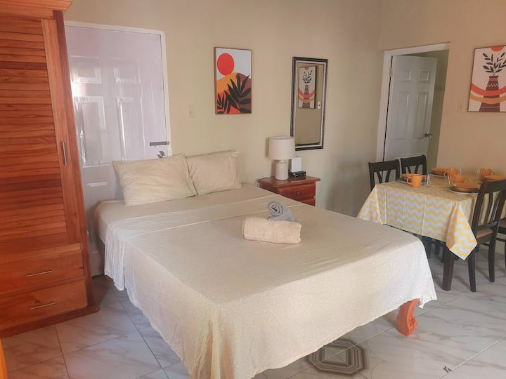 Udoban bračni krevet (1,6x2) za 2 gosta. Soba ima vlastiti internet, idealan za one koji rade putem interneta ili uživaju u zabavi u večernjim satima.