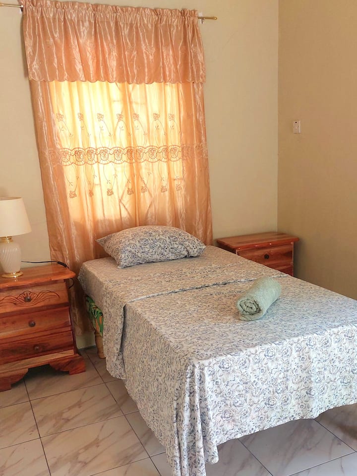 Udobna mala soba ima krevet za jednu osobu, ali se može prenamijeniti u bračni krevet na napuhavanje.