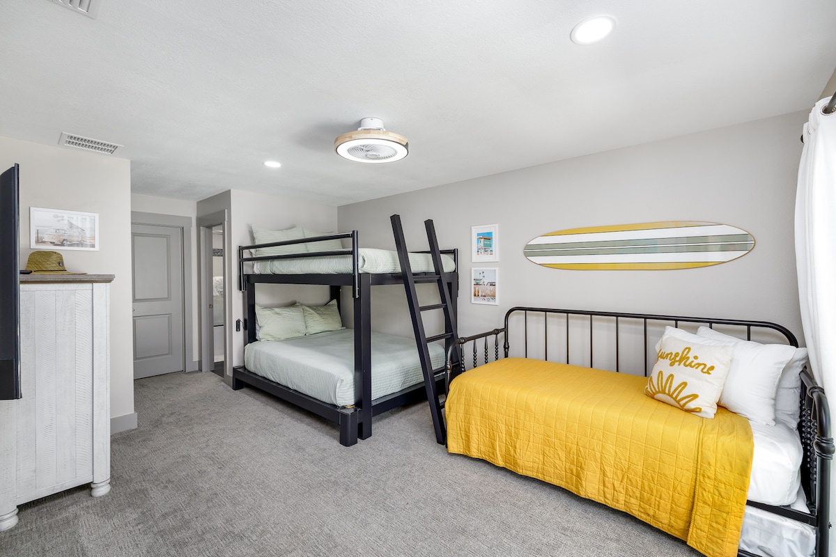 Главна куќа со тоалет со Full XL над брачен кревет (широк 150-179 см) и дополнителен двоен кревет со тркалце.  Исто така, лизгачи што водат до базен