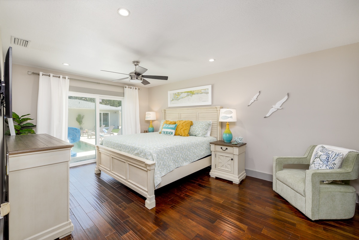 Главна куќа, примарна сопствена бања со лизгалки кои водат до базен 