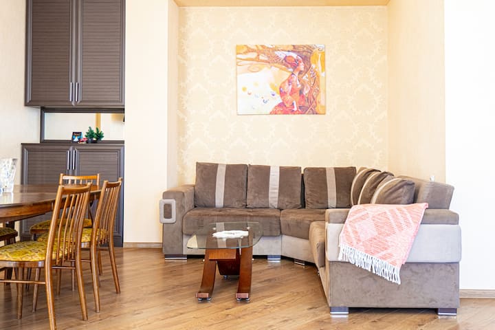 Modern 3br Apartment With Balcony & Spacious Views - Grúzia