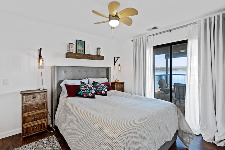 Chambre avec vue sur le lac et porte coulissante donnant sur le patio