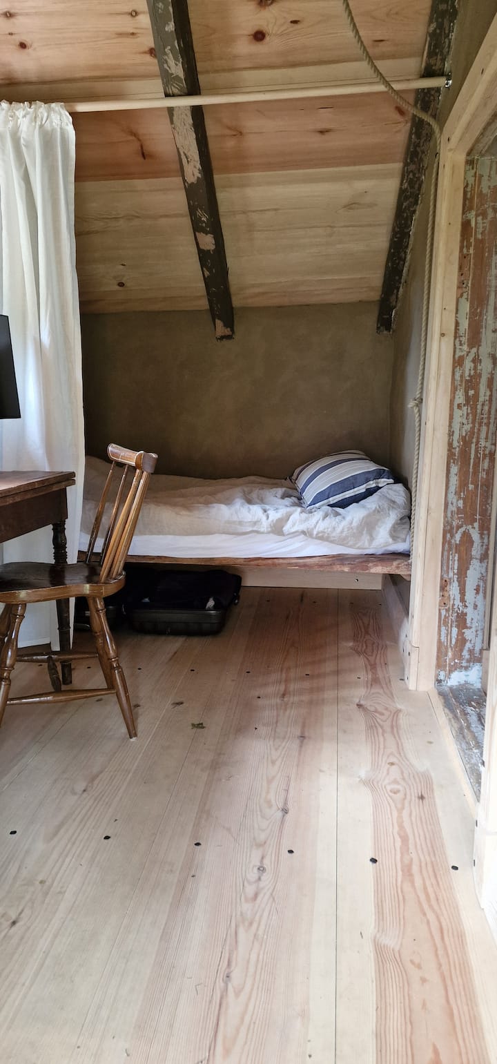 120 სმ-იანი საწოლი საძილე ხის სახლში.