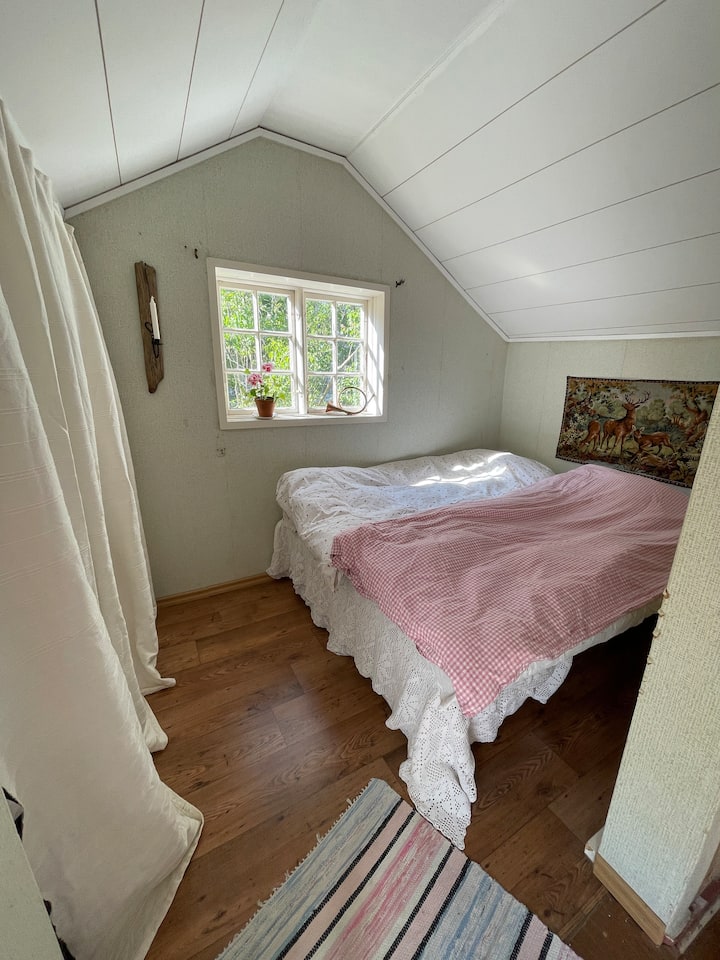 Საოჯახო სასტუმროში არის 3, 180 სმ საწოლი და 140 სმ საწოლი წინა ოთახში. 