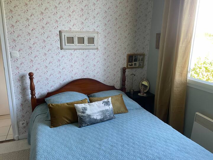 Druhá spálňa na prízemí, v elegantnom štýle, veľmi „rodinný dom“, je blízko kúpeľne a WC. Má výhľad na park a jeho pokoj.