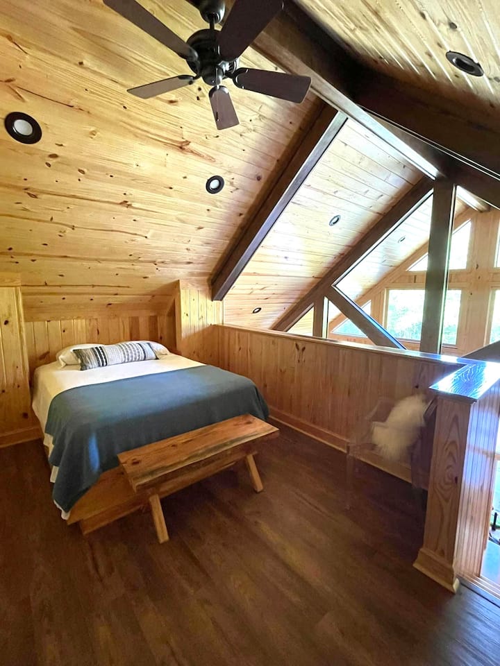 Საძინებლის ზემოთ, ორადგილიანი საწოლითა და ბატის ბალიშებით. Ტყის შესანიშნავი ხედები და დაბლა ამ ოთახიდან, ასევე, დიდი კარადა და ტუალეტი ფლიგელში. 