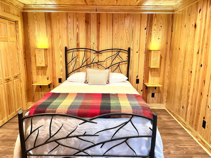 Queen ‑ ის საწოლი უმაღლესი ხაზის თეთრეულით, გერმანიიდან ჩამოსული საბნითა და ბატის ბალიშებით, რომლებიც რკინის ხელნაკეთი საწოლისთვის იყო დაპროექტებული და შეთითხნილი, განსაკუთრებით ჩვენი ხის სახლისთვის. 