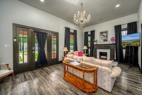 Spacious 6-BR Sherman Home | Sleeps 16 & Patio