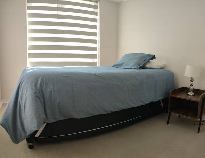 Krevat i foleve. Krevati poshtë mund të zhvendoset në dhomën e ndenjjes, nëse është e nevojshme.