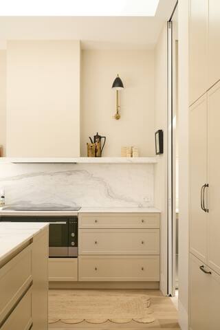 Serene architectural, inner city home gallery image 2