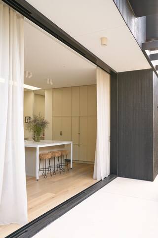 Serene architectural, inner city home gallery image 4