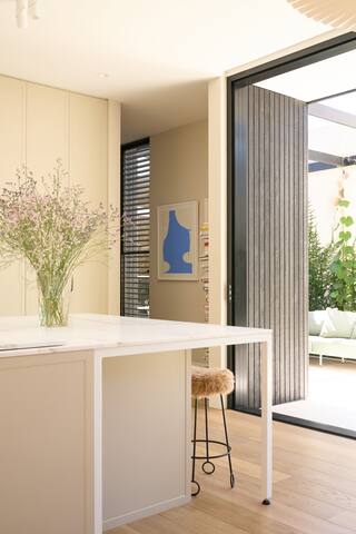 Serene architectural, inner city home gallery image 5