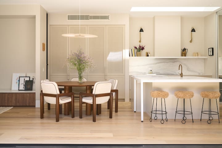 Serene architectural, inner city home