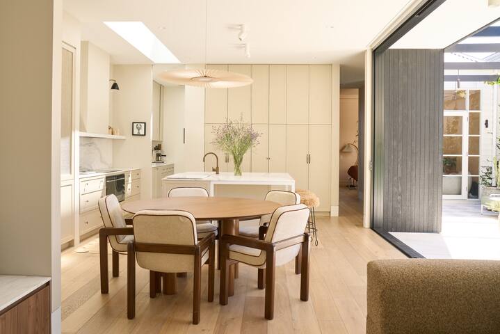 Serene architectural, inner city home gallery image 3