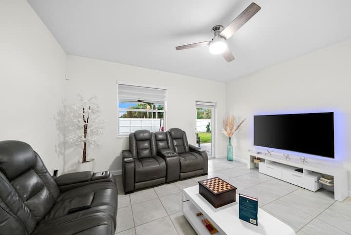 The Sleek Miami Retreat - Cutler Bay, FL
