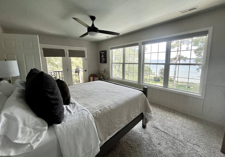 El dormitorio principal se renovó recientemente con una cama tamaño king.