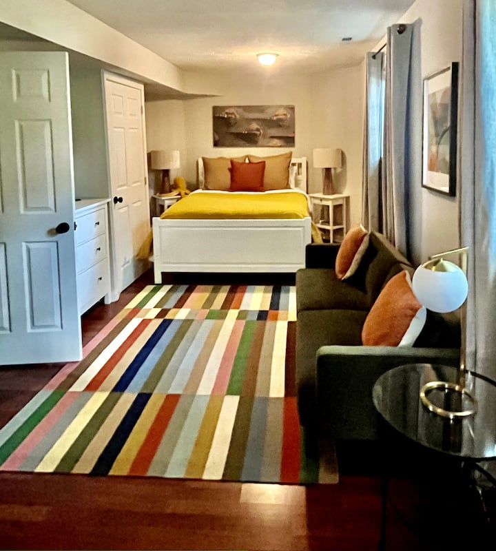 Dormitorio grande y de nivel inferior (nivel de la piscina) con baño completo recién remodelado contiguo y lavadora/secadora apilada en el armario del dormitorio. Este dormitorio también cuenta con un sofá y un televisor telescópico de pared de 43 pulgadas (encima de la cómoda que se muestra a la izquierda) 