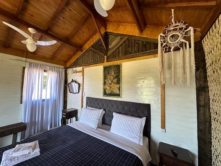 Cabaña de 65 m²: 400 cables, toallas, mantas, 4 almohadas, ventiladores de techo; cocina gourmet completa, bañera de hidromasaje y baño.