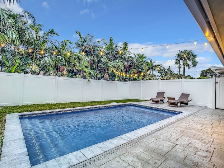 Luxe Home ~ Heated Pool ~Beach ~ Relax ~ BBQ Grill - Houses for Rent in ...