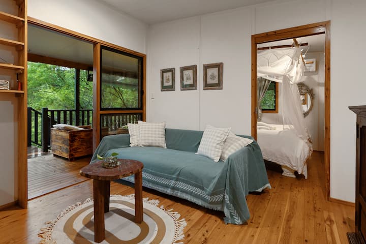 The Treehouse: Rustic Cabin + Outdoor Bath - Sunshine Coast