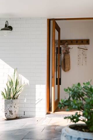 Luxurious Colonial Bungalow with Heated Pool gallery image 3