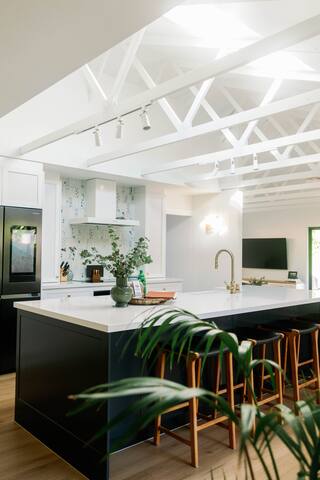 Luxurious Colonial Bungalow with Heated Pool gallery image 4