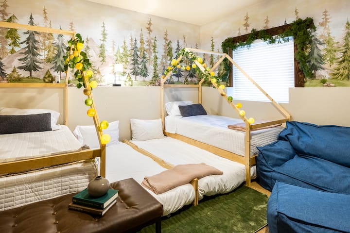 所有孩子都可以在这间科罗拉多州露营主题客房中放松身心。