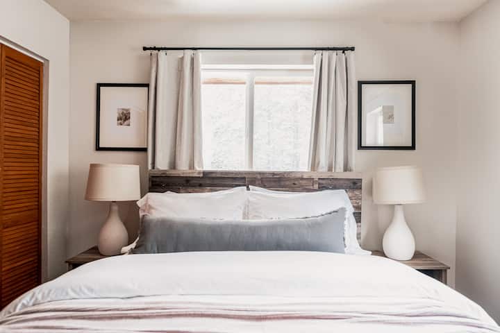 1张标准双人床，配备充足的衣柜，让您感觉就像在自己家一样。 壁橱里有行李架。