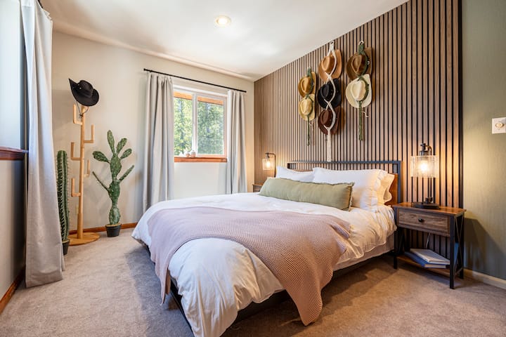 可爱的科罗拉多西部主题中的标准双人床！